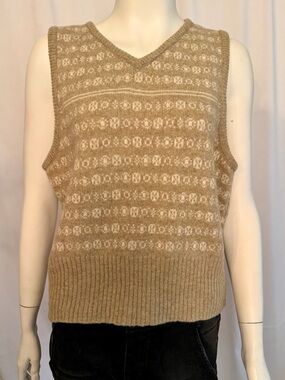 American Eagle Outfitters Tan & Cream V-Neck Knit Sweater Vest. 100% Lambs Wool.